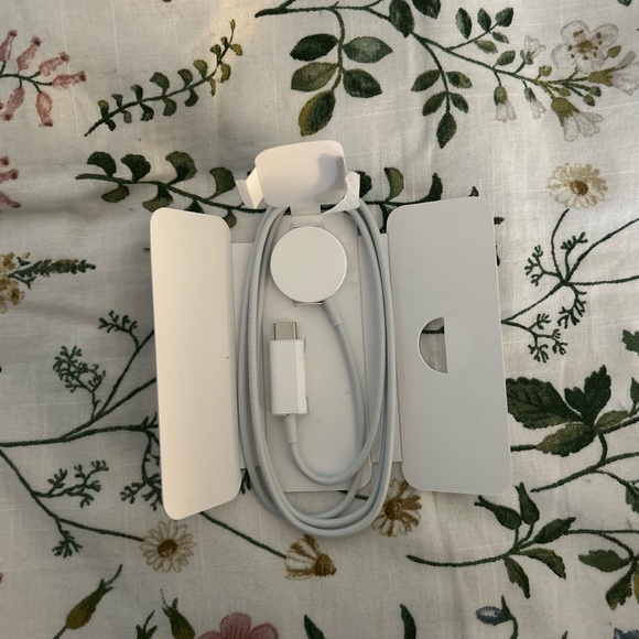 SE 40mm Apple Watch, GPS and LTE compatible comes with charging chord and band. - Picture 3 of 4